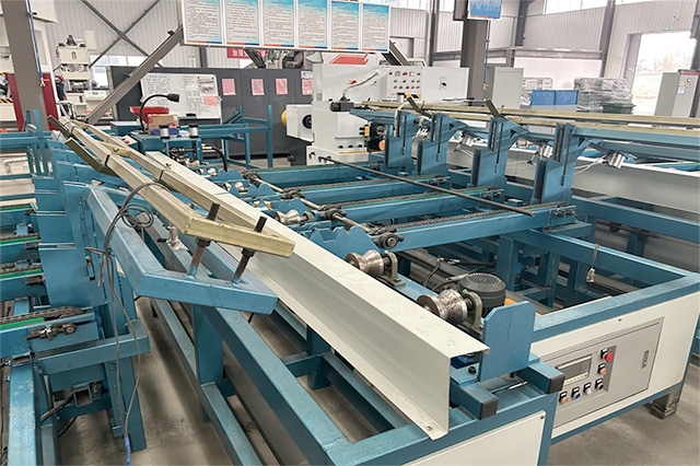 Self-drilling anchor bar